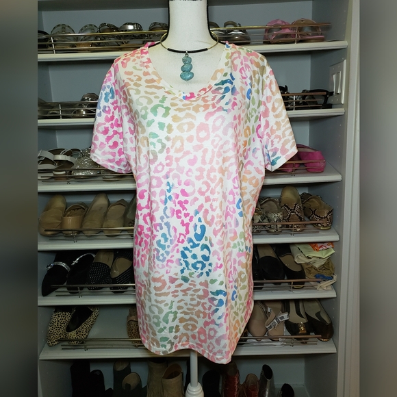 CLEARANCE RAINBOW LEOPARD V-NECK TEE - Picture 3 of 7